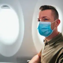 En México las medidas de obligatoriedad de uso de cubrebocas en aviones y aeropuertos se mantienen