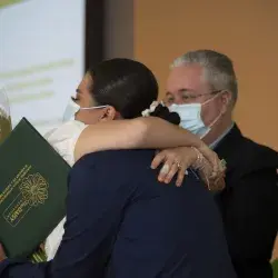 El personal de Enfermería recibió los reconocimientos de manos de los pacientes que los nominaron.
