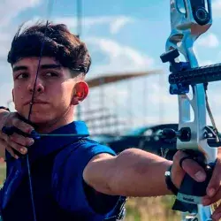 Inició con una liga de pilates y ahora es profesional de tiro con arco