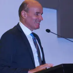 Roberto Sánchez Mendiola, recibiendo el Premio al Mérito EXATEC