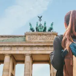 Estudiante frente a monumento en Alemania doble titulación