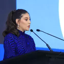 Directora de Corona da discurso a futuros egresados Tec