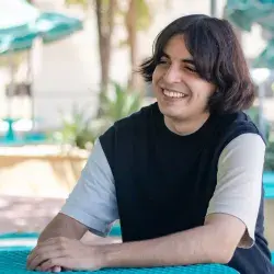 Joaquín Arce mientras sonríe en plaza del Tec de Monterrey