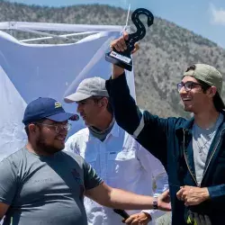 Equipo ganador recibiendo su trofeo