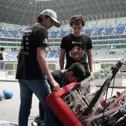 Alumnos de PrepaTec manejando un robot en el Primer Festival de Ciencia y Tecnología del municipio de Guadalupe