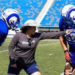 Coach Gaby, primera mujer en staff de Borregos Mty de futbol americano