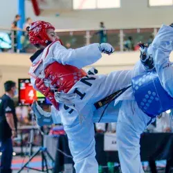 estudiante sinaloa peleando encuentro de taekwondo