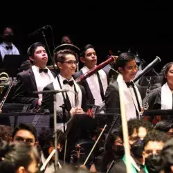 Juan Pablo tocando la flauta en Bellas Artes