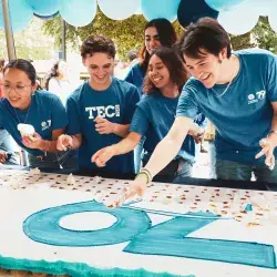 Alumnos del Tec de Monterrey campus Monterrey festejando el 79 Aniversario del Tec