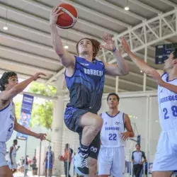 Cinco estudiantes jugando básquetbol, luchando por tener el balón en Intercampus Guadalajara.