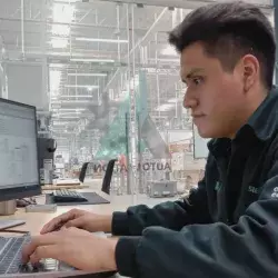 Eliseo Salazar trabajando en empresa Siemens, planta Monterrey.