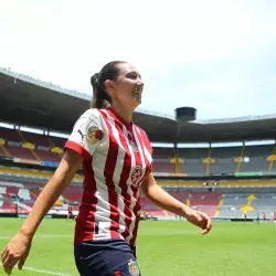 Entre hospitales y goles: la delantera de Chivas que es doctora