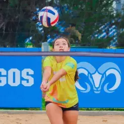 Alumna campus Tampico jugando voleibol de playa 