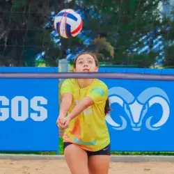 Alumna campus Tampico jugando voleibol de playa 