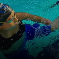 Ximena González terminando la competencia en una alberca de la serie mundial de paranatación