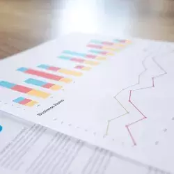 Prácticas financieras en empresa Londinense, hoja con gráficos