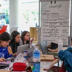 Equipo Starlight trabajando en su propuesta. Tres chicas utilizando computadoras.