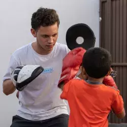 Este joven transformó su pasión por el box en un apoyo para la niñez