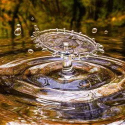 Gota de agua cayendo.