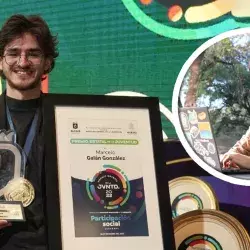 El alumno Marcelo Galán sostiene su premio en la categoría de Participación Social.