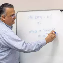 Profesor Tec explicando la compra o renta de casas en 2023