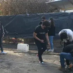 Preparación del terreno donde se edificará la casa del proyecto TECHO, por parte de alumnos