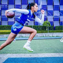 Adriana Flores, jugadora del tocho bandera , juega en campus Santa Fe