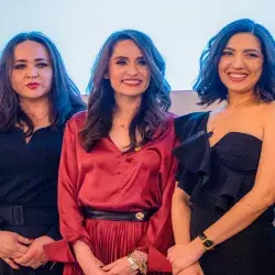 Dorina junto a grupo de mujeres durante toma de protesta como presidenta 