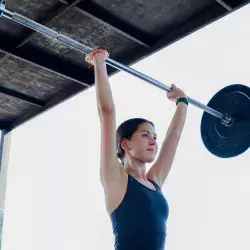 Alumna levantando pesas en el area de crossfit en Tec campus Sonora Norte