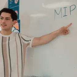 Imagen de Alejandro Bustos, estudiante de Ingeniería de Tecnologías Computacionales, creador de la aplicación MIPE, que ayuda a las mujeres emprendedoras con pocos recursos y estudios a competir en igualdad de condiciones.