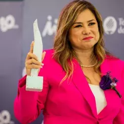 Dedica su vida a la inclusión digital y gana Premio Mujer Tec 