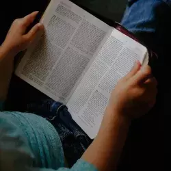 Persona leyendo un libro