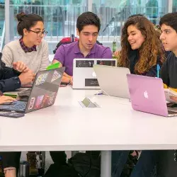 Alumnos y alumnas del Tec de Monterrey trabajando en sus computadoras