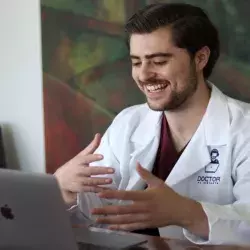 Alumna poblana crea app para facilitar el servicio médico en línea