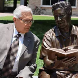 Enrique Aranda profesor retirado del campus Monterrey recibe Premio al Profesor Inspirador.