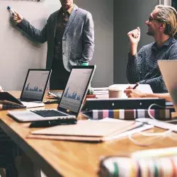 Grupo de personas en reunión de negocios 