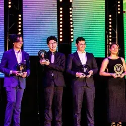 Las y los ganadores de Talento que Inspira posaron para la foto.