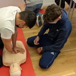 Alumnos tomando curso de primeros auxilios