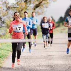 Grupo de corredores llegando a la meta de un maratón