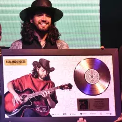 Daniel Franco recibiendo la copia del disco de oro.