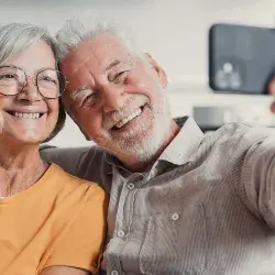Persona tomando un autorretrato con la app begIA para prevención de ceguera