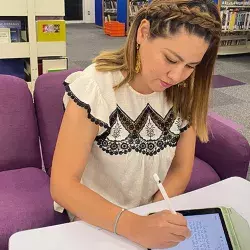 Profesora de PrepaTec Qro gana concurso de literatura