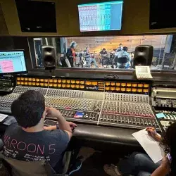 Alumnos de producción musical grabando la segunda temporada de "Música y otras hierbas"