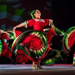 Alumnas del Tec campus Monterrey en espectáculo folklórico del grupo "Raíces"