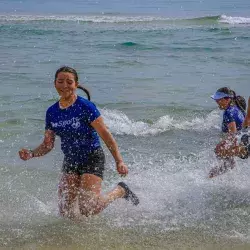 alumnos jugando en la playa 