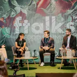 Profesor Ján Rehák dando una conferencia en el panel ftalks México 2023