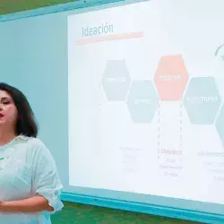 Mentora guiando a un equipo en sesiones de innovación