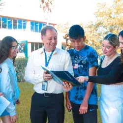 Profesor Inspirador Oscar Medrano enseñando a estudiantes en el Tec de Monterrey campus Chihuahua