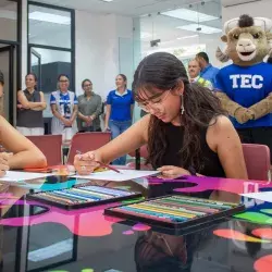 Estudiantes en salón de artes plásticas del Tec campus Saltillo