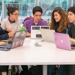 Estudiantes del Tec de Monterrey estudiando en biblioteca del campus Monterrey